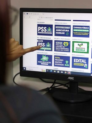 A Secretaria de Estado de Educação e Desporto Escolar convocou, nesta quinta-feira (27), 868 candidatos aprovados no Processo Seletivo Simplificado (PSS) para contratação temporária. São 562 profissionais do Edital nº 01, para o interior do estado, que ministrarão nos sistemas de Ensino Regular e Mediado por Tecnologia, e 306 convocados no Edital nº 02, para áreas indígenas. A lista completa com os candidatos aprovados nas convocações está disponível nos links: https://abrir.link/FuUPI e https://abrir.link/epIDp.
