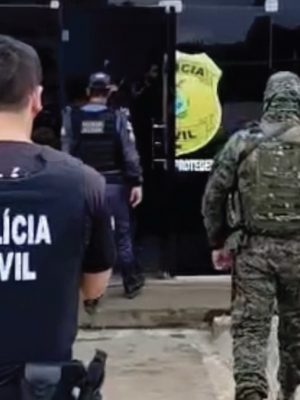 A Polícia Civil do Amazonas (PC-AM), por meio da 69ª Delegacia Interativa de Polícia (DIP) de Guajará (a 1.476 quilômetros de Manaus), em conjunto com as Polícias Militar do Amazonas (PMAM) e do Acre (PMAC) e com o Grupo Especial de Operações em Fronteira (Gefron), da Secretaria de Estado de Justiça e Segurança Pública do Acre (Sejusp/AC), cumpriu, nesta sexta-feira (16/05), seis mandados de prisão temporária e um de busca e apreensão em nome de seis envolvidos no homicídio de Carlos Souza da Costa, 24, conhecido como “Teco”, ocorrido no dia 5 de maio deste ano