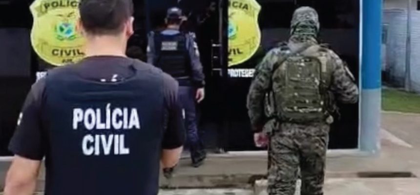 A Polícia Civil do Amazonas (PC-AM), por meio da 69ª Delegacia Interativa de Polícia (DIP) de Guajará (a 1.476 quilômetros de Manaus), em conjunto com as Polícias Militar do Amazonas (PMAM) e do Acre (PMAC) e com o Grupo Especial de Operações em Fronteira (Gefron), da Secretaria de Estado de Justiça e Segurança Pública do Acre (Sejusp/AC), cumpriu, nesta sexta-feira (16/05), seis mandados de prisão temporária e um de busca e apreensão em nome de seis envolvidos no homicídio de Carlos Souza da Costa, 24, conhecido como “Teco”, ocorrido no dia 5 de maio deste ano