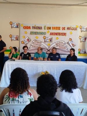 Alunos da Escola Estadual (EE) Professor José Elno Ferreira de Souza, localizada no município de Guajará (a 1.476 quilômetros de Manaus), vivenciaram momentos especiais de celebração da leitura com a culminância do projeto “Semeando Leitores”. Voltado para estudantes do Ensino Fundamental II e do Ensino Médio, o projeto teve como objetivo fortalecer a leitura como prática de reflexão, identidade e transformação social entre os alunos.