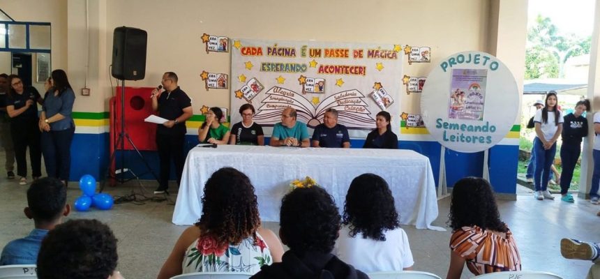 Alunos da Escola Estadual (EE) Professor José Elno Ferreira de Souza, localizada no município de Guajará (a 1.476 quilômetros de Manaus), vivenciaram momentos especiais de celebração da leitura com a culminância do projeto “Semeando Leitores”. Voltado para estudantes do Ensino Fundamental II e do Ensino Médio, o projeto teve como objetivo fortalecer a leitura como prática de reflexão, identidade e transformação social entre os alunos.