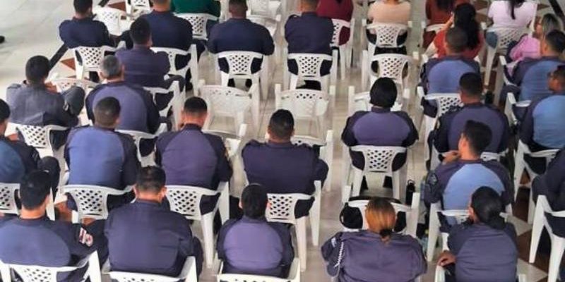 Nesta semana, em alusão ao Agosto Lilás, o Ministério Público do Estado do Amazonas (MPAM) promoveu um curso de capacitação para a Polícia Militar do Amazonas (PMAM) sobre violência doméstica. A atividade foi conduzida pelo promotor de Justiça da Comarca de Guajará, Ney Costa Alcântara de Oliveira Filho.
